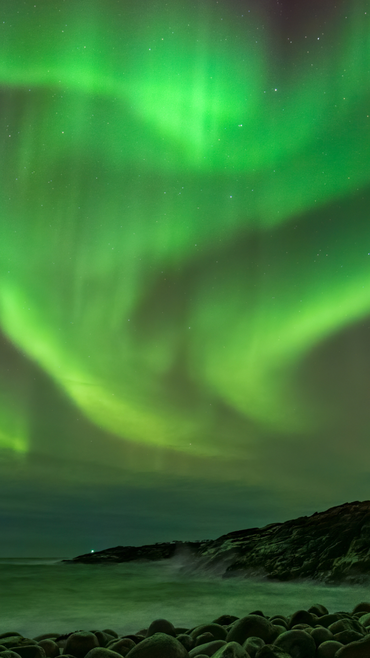 海岸と緑色のオーロラ